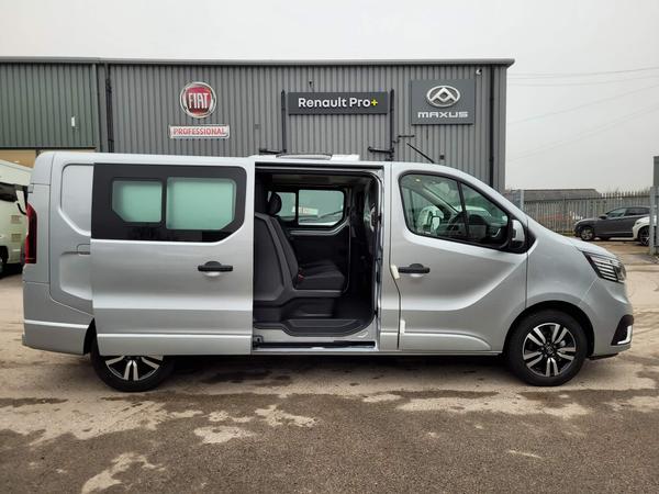 Renault Trafic 2.0 dCi Blue 30 Extra Sport Crew Van EDC LWB Euro 6 (s/s) 6dr