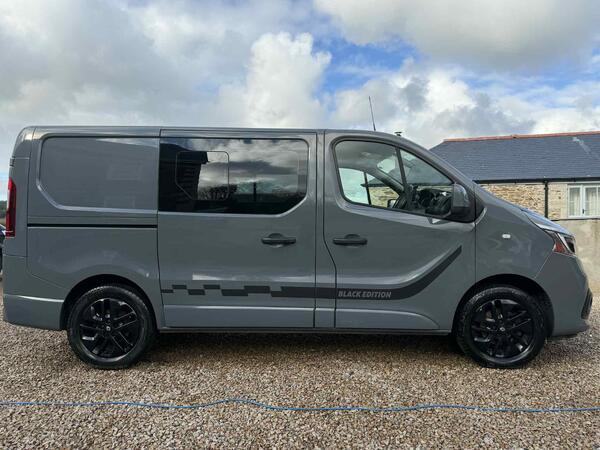 Renault Trafic 2.0 dCi ENERGY 30 Black Edition Crew Van Double Cab 6dr Diesel Manual SWB Euro 6 (s/s) (145 ps)