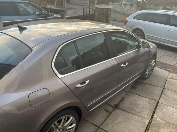 Skoda Superb 2.0 TDI Elegance Euro 5 5dr