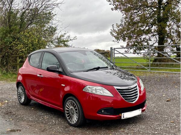 Chrysler Ypsilon 1.2 Black&Red Euro 5 (s/s) 5dr