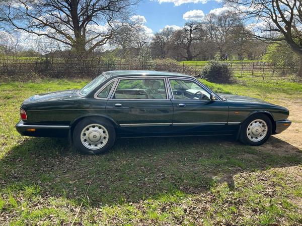 Daimler XJ Series 12+ Months MOT - 4.0 V8 LWB Saloon 4dr Petrol Automatic (285 g/km, 290 bhp)