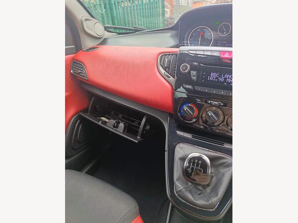 Chrysler Ypsilon 1.2 Black&Red Euro 5 (s/s) 5dr