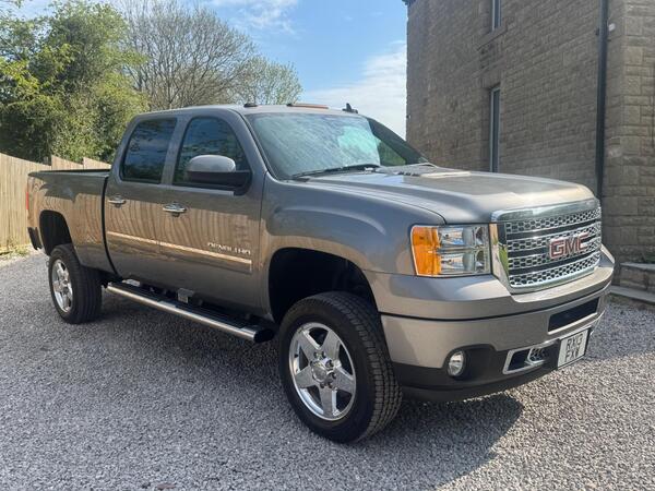 GMC Pickup V8 AUTO LHD 6.0L DENALI-HD PETROL 4dr