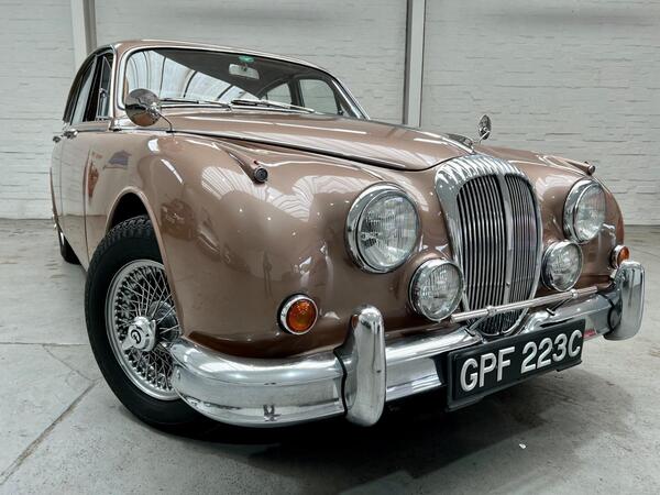 Daimler V8-250 2.5 4dr