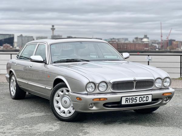 Daimler XJ Series 4.0 V8 Super LWB Saloon 4dr