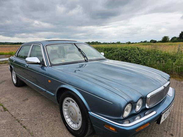 Daimler XJ Series 4.0 V8 LWB Saloon 4dr
