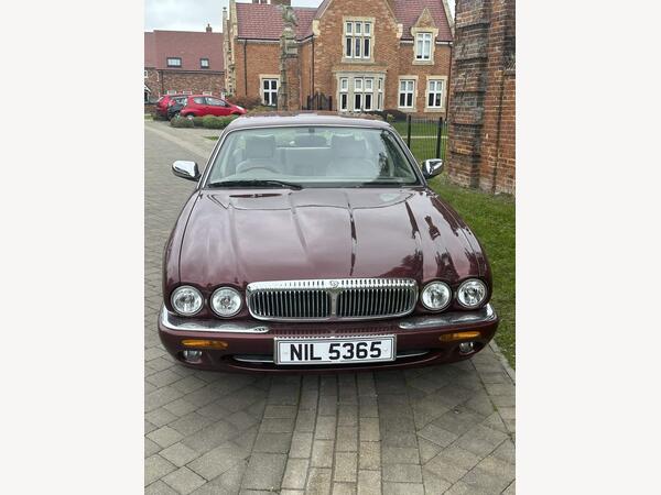 Daimler XJ Series 4.0 V8 Super LWB Saloon 4dr