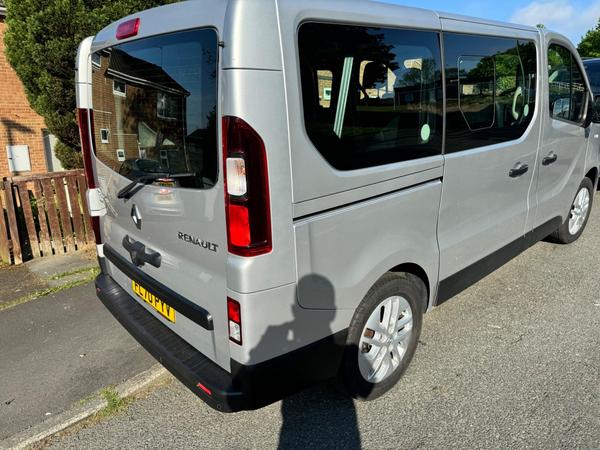 Renault Trafic 2.0 dCi ENERGY 28 Sport Nav Minibus Double Cab 5dr Diesel Manual SWB Euro 6 (s/s) (9 Seat) (120 ps)
