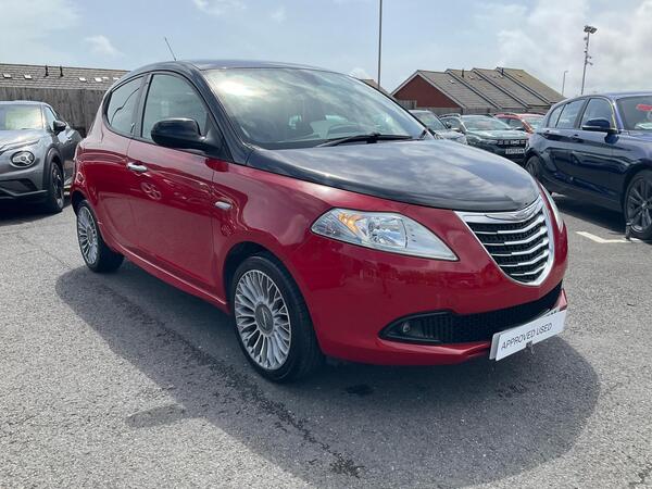 Chrysler Ypsilon 0.9 TwinAir Black&Red Euro 5 (s/s) 5dr