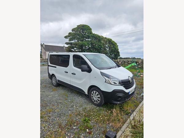 Renault Trafic 1.6 dCi ENERGY 29 Business Minibus Double Cab 5dr Diesel Manual SWB Euro 6 (s/s) (9 Seat) (95 ps)
