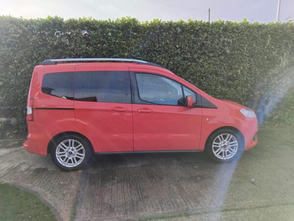 Ford Tourneo Courier 1.0 EcoBoost Titanium Euro 6 5dr