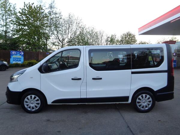 Renault Trafic 1.6 dCi 27 Business SWB Euro 5 5dr (9 Seat)