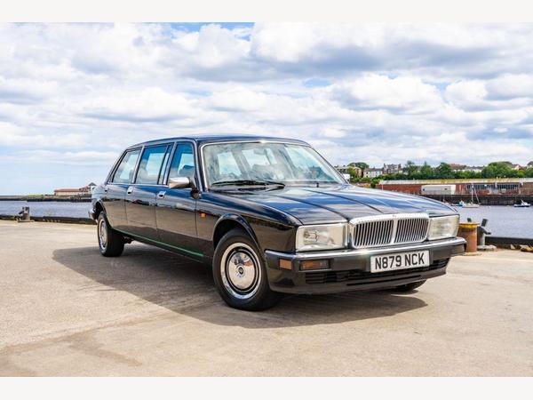 Daimler Limousine 4.0 8 Seating Limo