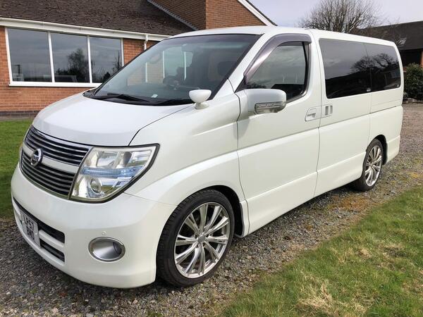Nissan Elgrand 3.5L V6 Highway Star 8 Seater Leather & Roof Rack