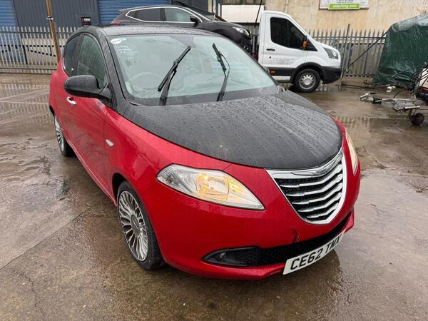 Chrysler Ypsilon 0.9 TwinAir Black&Red Euro 5 (s/s) 5dr