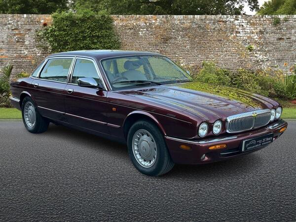 Daimler XJ Series 4.0 V8 LWB Saloon 4dr