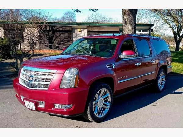 Cadillac Escalade 6.2 V8 PLATINUM SUV AUTOMATIC AWD,22" ALLOYS,ELECTRIC STEPS,LOADED!