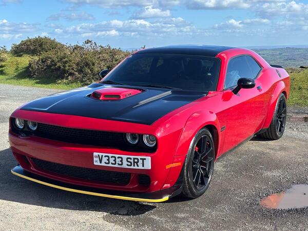 Dodge Challenger 6.4L SRT v8