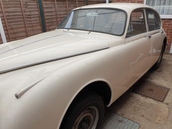 Daimler V8-250