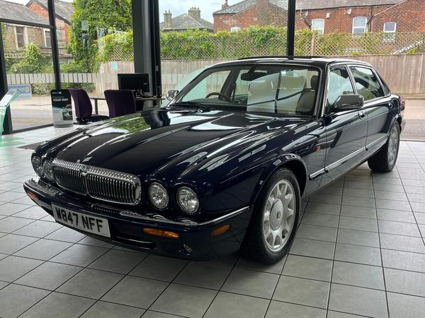 Daimler XJ Series 4.0 V8 Super LWB Saloon 4dr