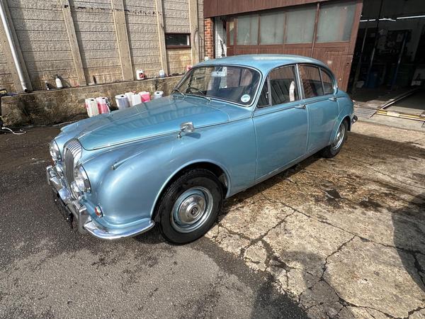 Daimler V8-250 4dr