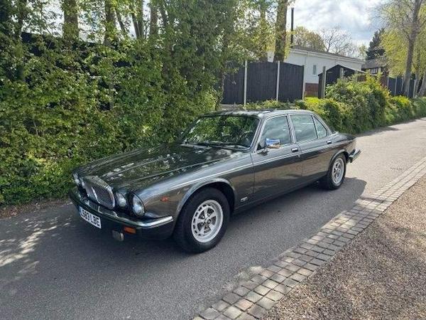 Daimler Double Six 5.3L