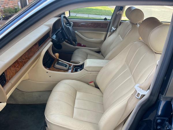 Jaguar XJ 4dr