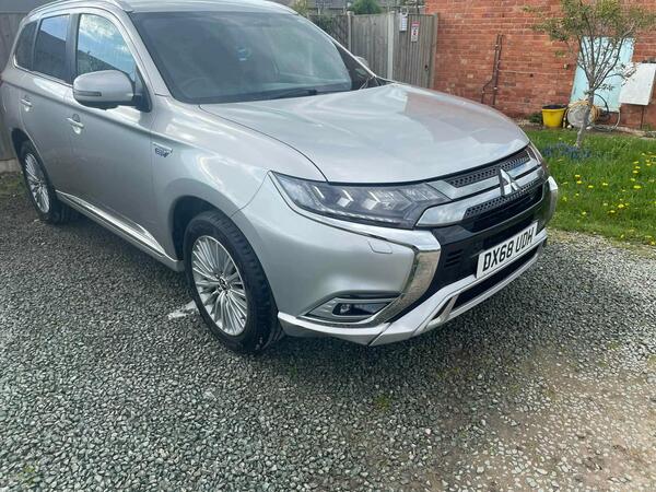 Mitsubishi Outlander 2.4h TwinMotor 13.8kWh 4h CVT 4WD Euro 6 (s/s) 5dr