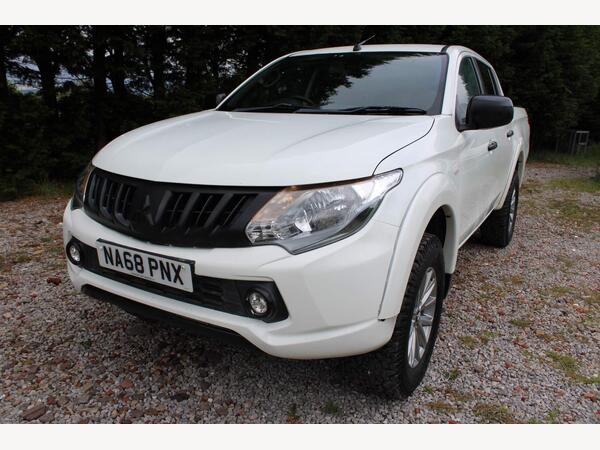 Mitsubishi L200 2.4 DI-D DC Titan Pickup Double Cab 4dr Diesel Manual 4WD Euro 6 (178 ps)