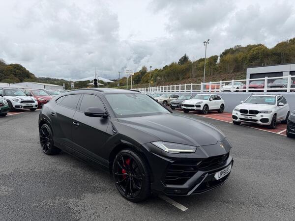 Lamborghini Urus 4.0 V8 Bi-Turbo SUV Panoramic sunroof, Satin Black Wrap